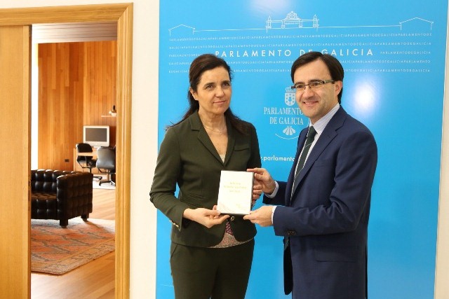 Foto da noticia:O valedor do pobo entrega á presidenta do Parlamento o Informe Ordinario de 2014